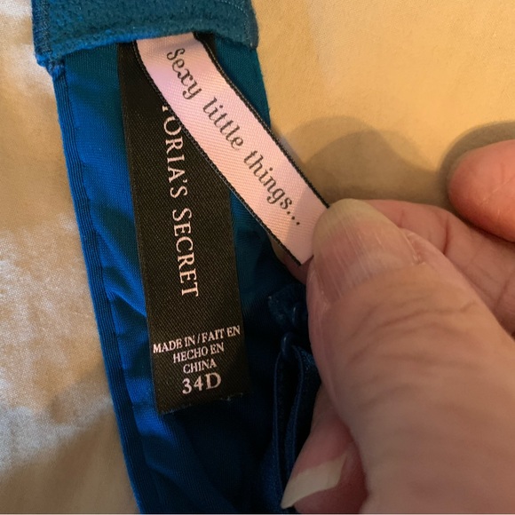 3 Victoria’s Secret bras 34D - Picture 9 of 9